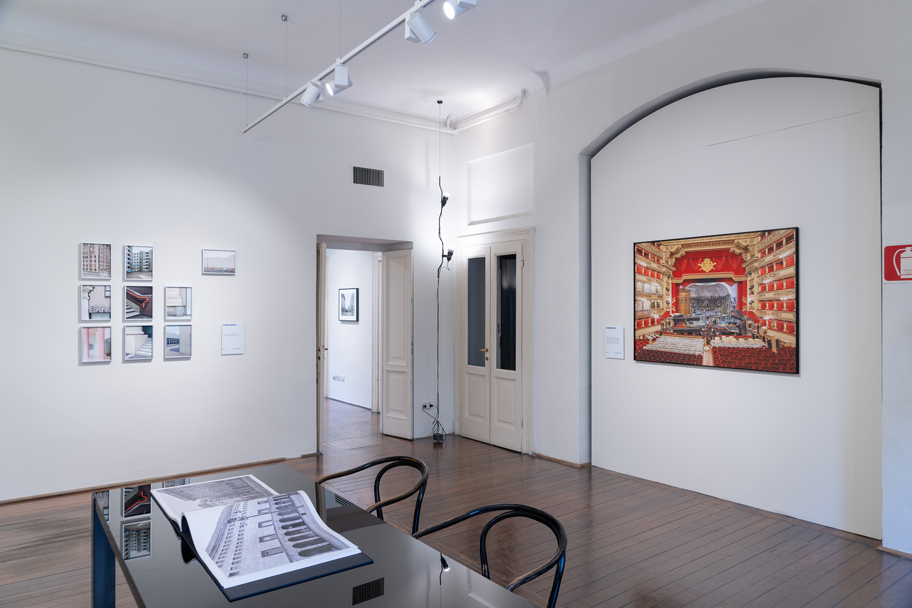 Mostra "Milano Moderna Oggi. Architetture milanesi del ‘900". Fotografia di Pietro Fanti