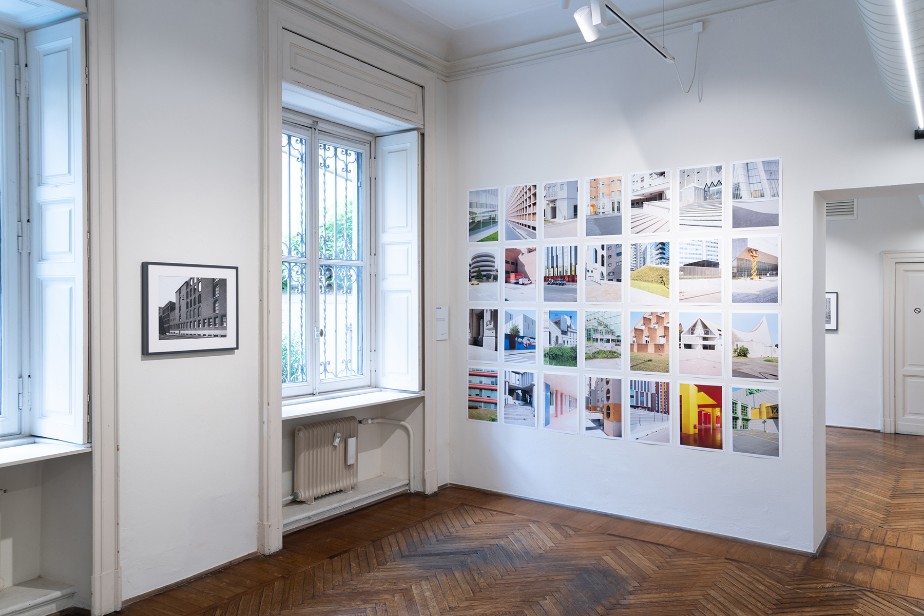Mostra "Milano Moderna Oggi. Architetture milanesi del ‘900". Fotografia di Pietro Fanti